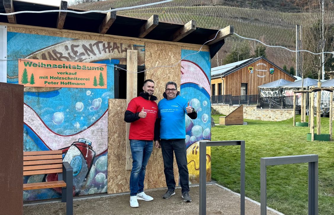 : Projektpate Patrick Ley (links) freut sich mit Rolf Schmitt, Vorsitzender der Hochwasserhilfe Marienthal, über die Fortschritte der Sanierungsarbeiten.