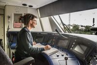 Lorraine Guhl im Führerhaus ihres Zuges.