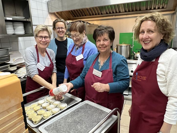 Man sieht dem ehrenamtlichen Team die Freude beim Kochen in der Suppenkirche an.  Also, wer folgt dem Beispiel von Kirsten Tschorn (v.li.), Iris Hoffmann, Mina Brotzmann, Benvinda Dembski sowie Marita Elwart und kocht mit?