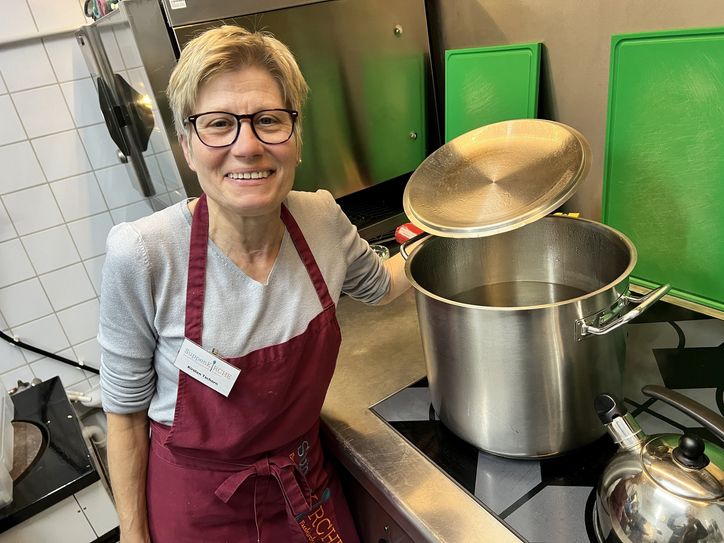 Die Töpfe, in denen gekocht wird, sind groß.