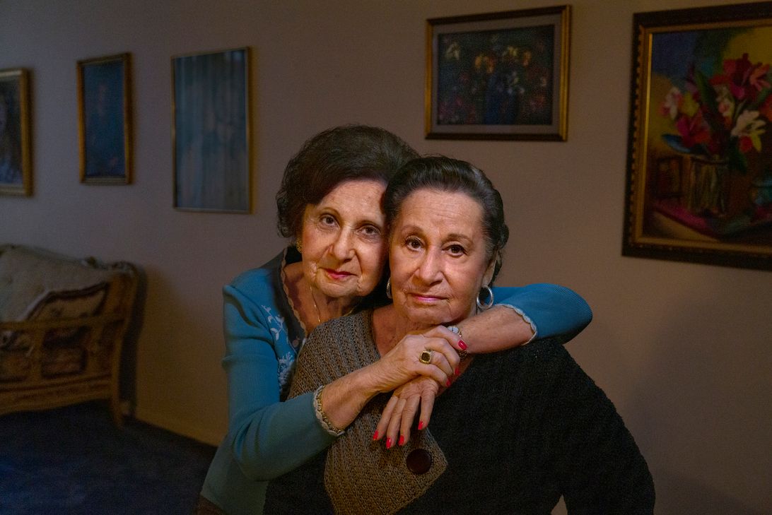 Dieses Foto von Steve McCurry zeigt die Holokaust-Überlebenden Sonia Kam and Hannie Dauman