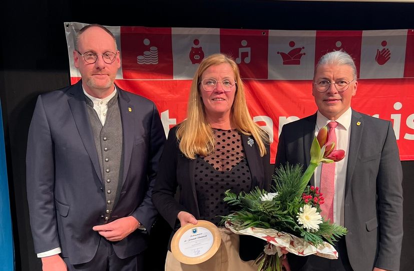 Ortsvorsteher Andreas Hermanns, Lammersdorfs Ehrenamtspreisträgerin Diana Johnen und Bürgermeister Bernd Goffart.