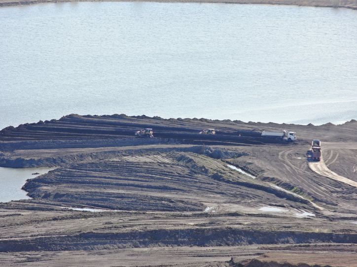 Symbolfoto: Drohnenaufnahme der Polizei NRW von Bodenarbeiten mit Raupen in einer Sand- /Kiesgruppe