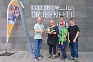 600.000 Besucher: Oberbürgermeister Meid ehrt stellvertretend einen Gast auf dem diesjährigen Römerfest.