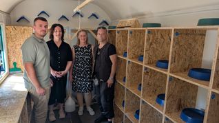 Gary Falkenstein (Ordnungsamt), Sylvia Stoffels (Tierschutz Euskirchen e.V.) , Maria Surges-Brilon (Caritas), Marcel Robertz (Moses Plus) bei der Einweihung des Taubenwagens.