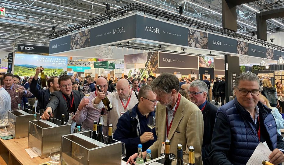 Reger Andrang: Fachbesucher an der Verkostungstheke des Mosel-Standes.