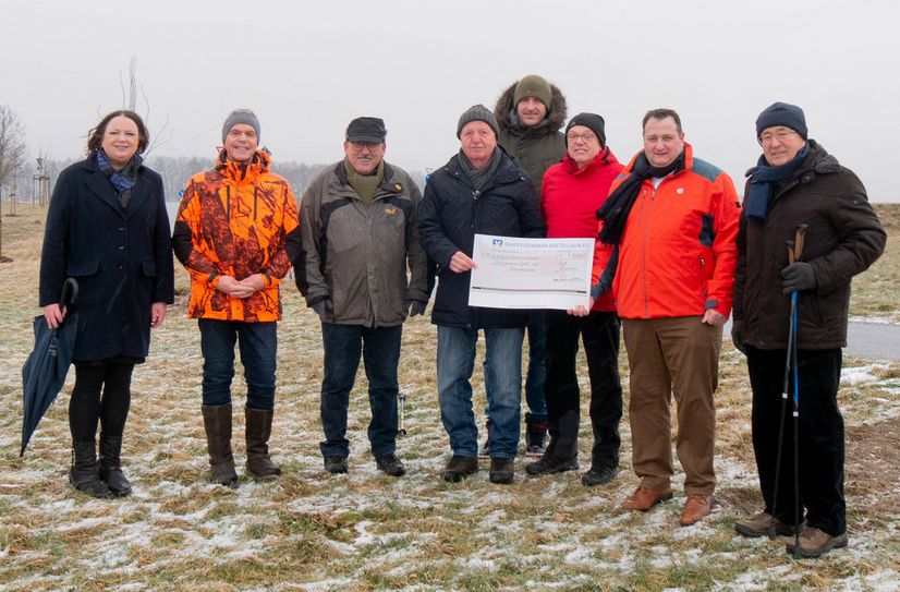 Die Raiffeisenbank Kastellaun übergab einen Scheck für die Förderung der Streuobstwiese in Bell.