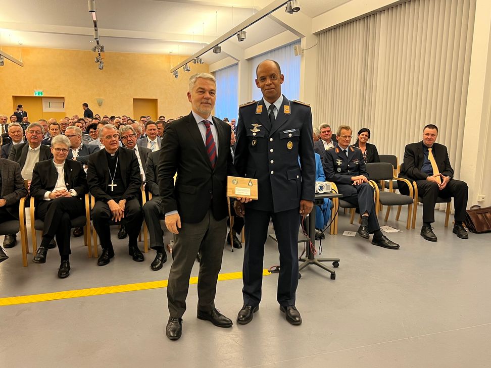 Gastredner Prof. Dr. Carlo Masala (links) und Kommodore des TaktLwG 33, Oberstleutnant Samuel Mbassa (rechts).