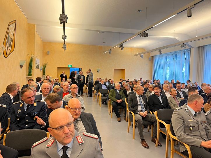 Zahlreiche Vertreter aus Militär und Politik nahmen am Aschermittwochtreff des TaktLwG 33 Teil.