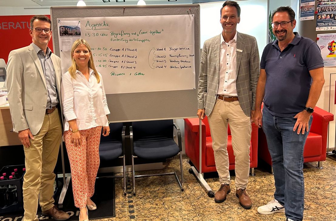 Alles neu am Kornmarkt: Jürgen Saurwein, Nathalie Herberger, Timo Klein und Michael Fluhr informierten die die Mitarbeitenden von Sparkasse und Stadtverwaltung über die geplanten Änderungen.