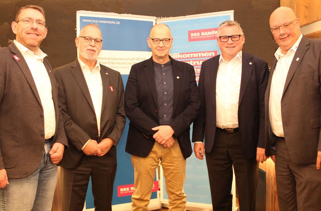Christian Weirich (links) ist zum neuen Geschäftsführer gewählt worden. Dirk Kleis (rechts) ist Hauptgeschätfsführer. Zusammen mit den Kreishandwerksmeistern Raimund Licht (2. v. l.), Hermann Waldorf (Mitte) und Harald Schmitz (2. v. r.) bilden Sie das Präsidium der Kreishandwerkerschaft MEHR.
Foto-Autor: © Kreishandwerkerschaft MEHR
Die Kreishandwerkerschaft