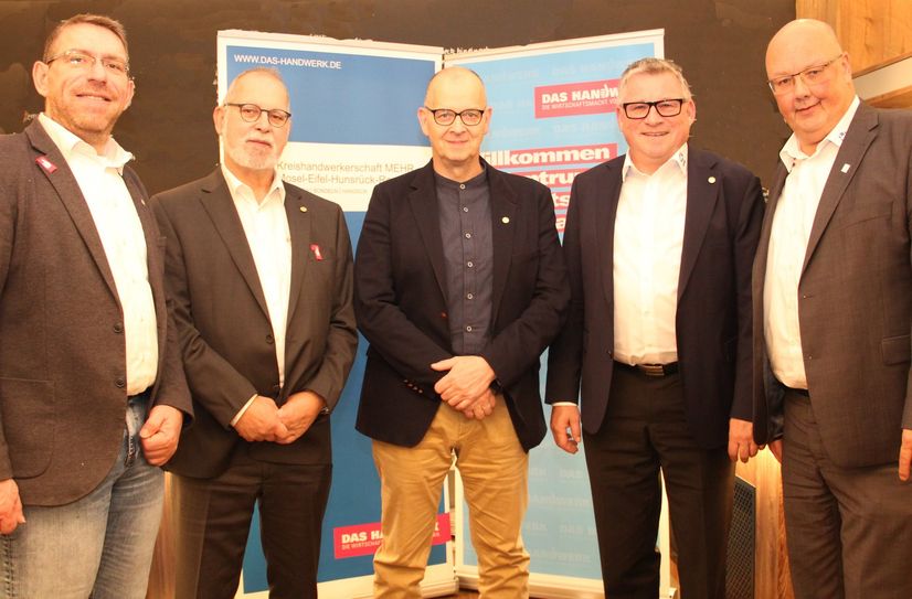 Christian Weirich (links) ist zum neuen Geschäftsführer gewählt worden. Dirk Kleis (rechts) ist Hauptgeschätfsführer. Zusammen mit den Kreishandwerksmeistern Raimund Licht (2. v. l.), Hermann Waldorf (Mitte) und Harald Schmitz (2. v. r.) bilden Sie das Präsidium der Kreishandwerkerschaft MEHR.
Foto-Autor: © Kreishandwerkerschaft MEHR
Die Kreishandwerkerschaft