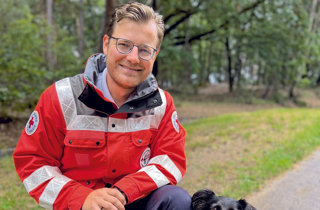 Franz Küpper ist Leiter der DRK-Rettungshundeeinheit im Kreisverband Euskirchen und trainiert aktuell mit seiner Mischlingshündin „Heidi“.