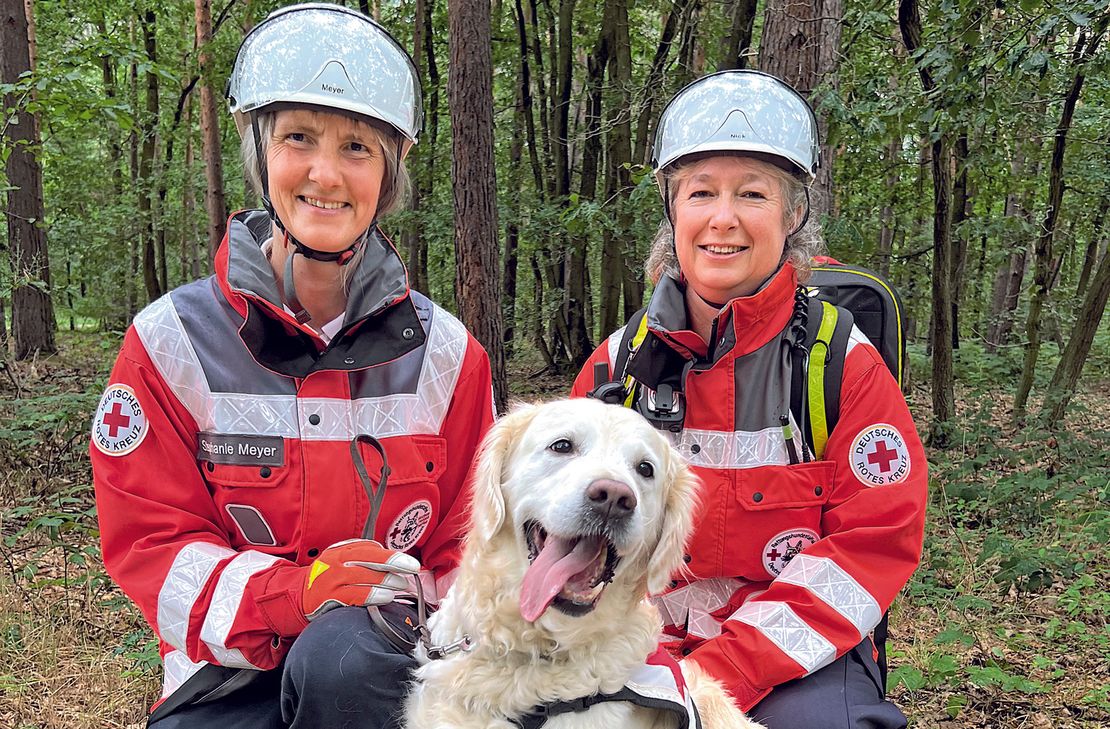 Stephanie Meyer (links)mit ihrer Golden-Retriever-Rettungshündin „Summer“ und Helferin Heike Nick.