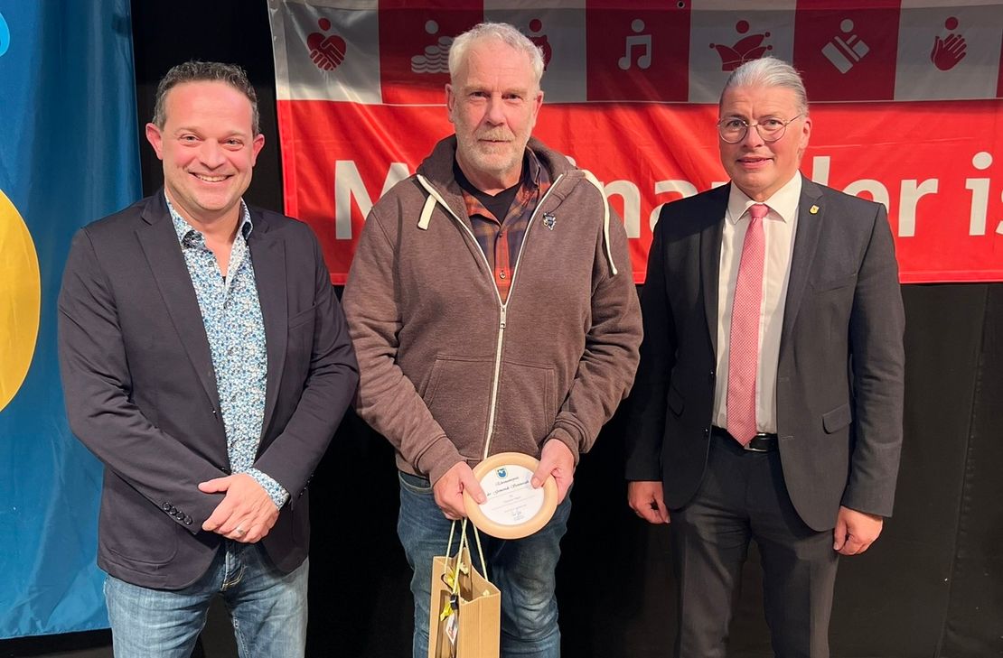 Ortsvorsteher Sander Lutterbach durfte für Rurberg Thomas Hilger mit dem Ehrenamtspreis auszeichnen. Es gratuliert Simmeraths Bürgermeister Bernd Goffart.