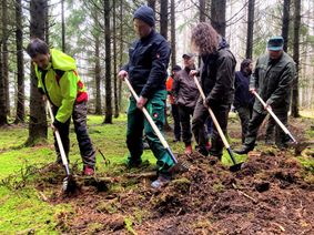 Mitarbeiter der Nationalparkverwaltung Eifel erhielten eine Schulung in der Waldbrandbekämpfung.