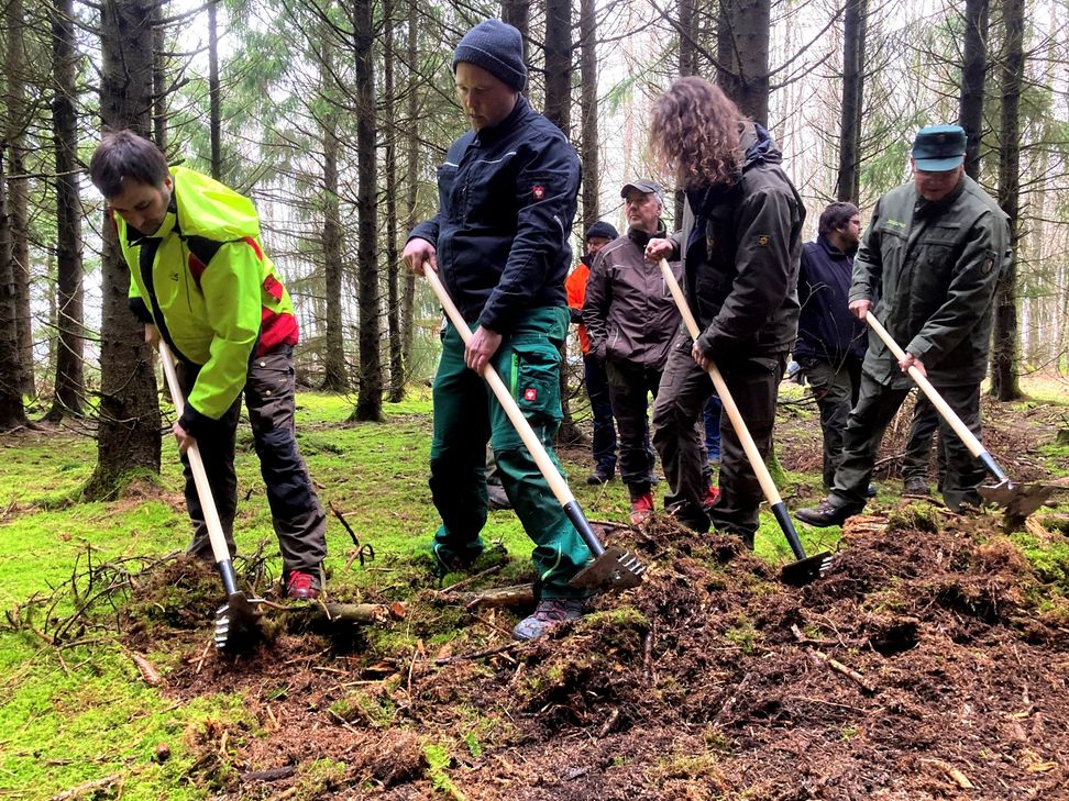 Mitarbeiter der Nationalparkverwaltung Eifel erhielten eine Schulung in der Waldbrandbekämpfung.