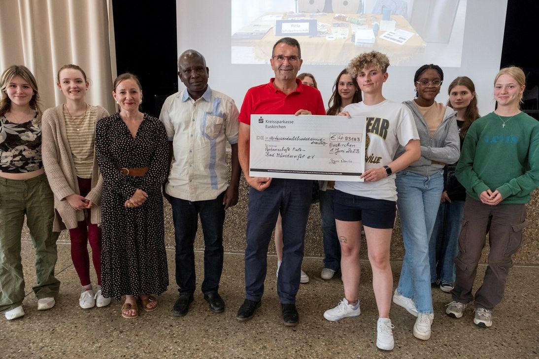 Die Mitglieder der Piéla-AG um Lehrerin Agnes Namislo (3.v.l.) überreichten einen Spendenscheck über 4831,31 Euro an Ulrich Burggraf und Cesar Beogo.