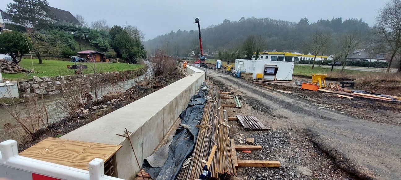 Neue, hochwasserresilienten Stützwände entlang der Eifelstrecke, wie hier in Kall-Sötenich, sollen verhindern, dass es noch einmal zu derart massiven Beschädigungen der Gleise kommt.