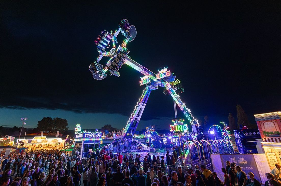 Beim Kreuznacher Jahrmarkt 2024 mit dabei: Das spektakuläre Fahrgeschäft "The King" (Typ Loop Fighter) verspricht Nervenkitzel pur.