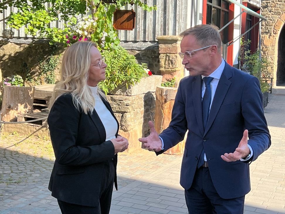 Bürgermeisterin Sabine Preiser-Marian und Staatsekretär Daniel Sieveke im Gespräch