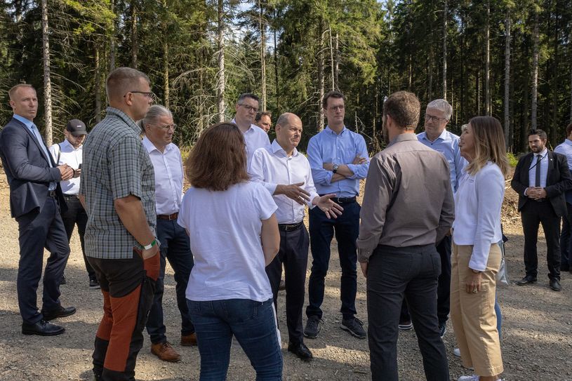 Im Gespräch mit Simmerather Bürgern ging Scholz der Frage auf den Grund, ob die Akzeptanz für erneuerbare Energien tatsächlich hoch ist, wie man die positiven Auswirkungen auf den gemeindlichen Haushalt aus dem »Bürger-Windpark« spürt und wo für Landwirte die Grenze der Flächenverteilung ist.