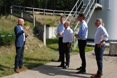 Frank Brösse (STAWAG, l.) stellte Städteregionsrat Dr. Tim Grüttemeier, Bundeskanzler Olaf Scholz, NRW-Ministerpräsident Hendrik Wüst und Simmeraths Bürgermeister Bernd Goffart den Windpark im Lammersdorfer Wald vor. Er nutzte die Gelegenheit aufzuzeigen, wie rasch Anlagen zur Erzeuerung erneuerbare Energien errichtet werden könnten, aber auch, dass Genehmigungsverfahren beschleunigt und vereinfacht werden müssen.