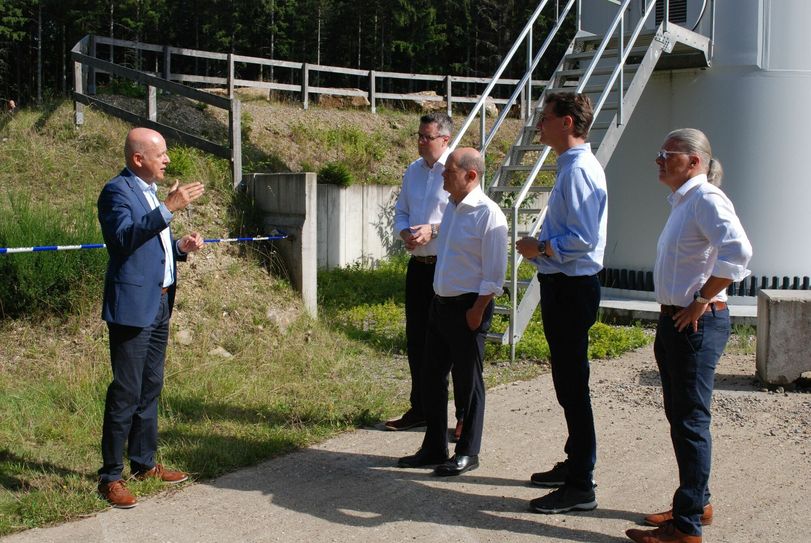 Frank Brösse (STAWAG, l.) stellte Städteregionsrat Dr. Tim Grüttemeier, Bundeskanzler Olaf Scholz, NRW-Ministerpräsident Hendrik Wüst und Simmeraths Bürgermeister Bernd Goffart den Windpark im Lammersdorfer Wald vor. Er nutzte die Gelegenheit aufzuzeigen, wie rasch Anlagen zur Erzeuerung erneuerbare Energien errichtet werden könnten, aber auch, dass Genehmigungsverfahren beschleunigt und vereinfacht werden müssen.
