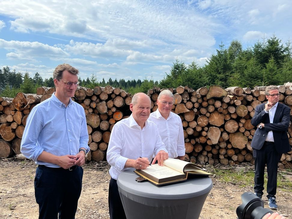 Olaf Scholz trug sich ebenso wie NRW-Ministerpräsident Hendrik Wüst ins Goldene Buch der Gemeinde Simmerath ein.
