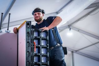 Der Landessieg bei der Deutschen Meisterschaft im Handwerk 2025 führte Beton- und Stahlbetonbauer Kilian Waldorf aus Faid im Kammerbezirk der Handwerkskammer Koblenz zum Bundesentscheid nach Feuchtwangen. Anschließend bewarb er sich erfolgreich um ein Wei
