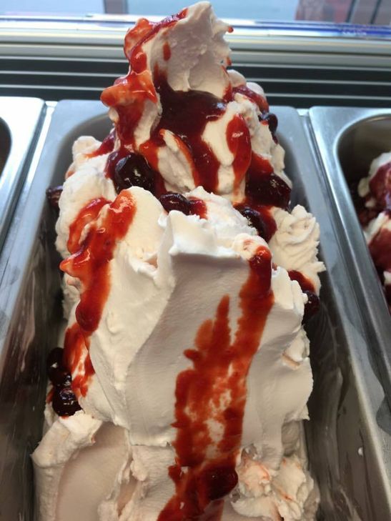 Das Eiscafé »Zammatteo« in Roetgen hat neue Kreationen wie »Rhabarber-Erdbeer« hervorgebracht.