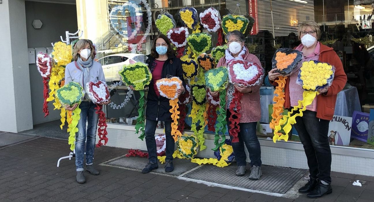Irene Sander (v.li.), Petra Himmrich, Gerda Kijewski und Margret Eich präsentieren einen Teil der Maiherzen, die in Mechernich aufgehängt werden. mn-Foto