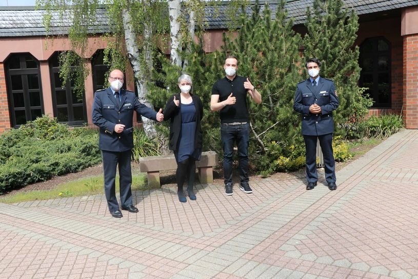 Das Fotos zeigt Direktor Friedel Durben mit zwei neuen Studierenden, Polizeikommissaranwärterin Michaela Schaumburg und Polizeikommissaranwärter Kevin Stepien sowie dem Vorsitzenden der Studierendenvertretung Polizeikommissaranwärter Tonio Strütt. (Foto: Sabine Schmitt-Bauer/HdP)