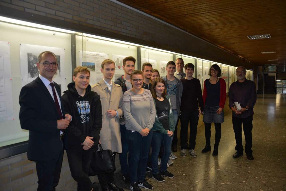 Jugendmigrationsbeauftragte Linda Feger (2.v.r.), der hauptamtliche Beigeordnete Joachim Weber (1.v.l.), Schuldirektor Leyes (4.v.r) sowie Kursleiter Bluemnthal (1.v.r.) mit den Schülern des Leistungekurses Geschichte 13 des Gymnasium Konz. Foto: VG Konz