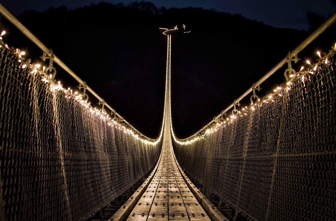 Am 3. Adventswochenende erstrahlt die Geierlay wieder in einem ganz besonders weihnachtlichen Lichterglanz.