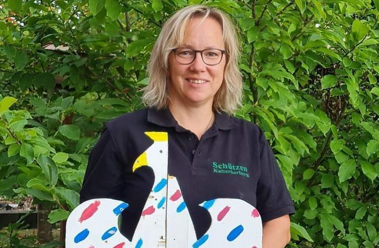 Die amtierende Schützenkönigin, Marion Gombert, freut sich ebenso wie der letzte Hahnenkönig, Sascha Paulus mit seinen Adjutanten Max Schneider und Christian Küpper, der schon seit 2019 im Amt ist, auf eine schöne Kalterherberger Kirmes.