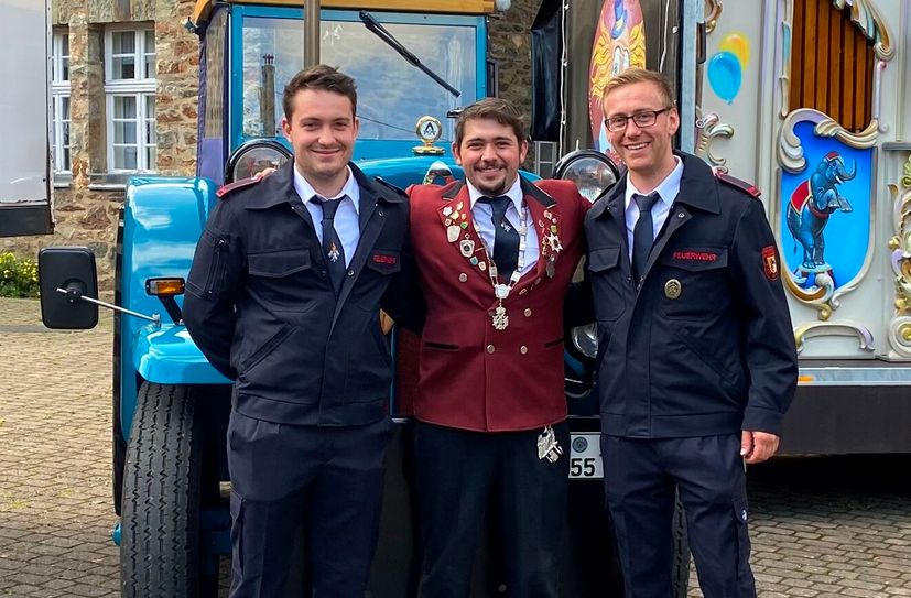 Die amtierende Schützenkönigin, Marion Gombert, freut sich ebenso wie der letzte Hahnenkönig, Sascha Paulus mit seinen Adjutanten Max Schneider und Christian Küpper, der schon seit 2019 im Amt ist, auf eine schöne Kalterherberger Kirmes.