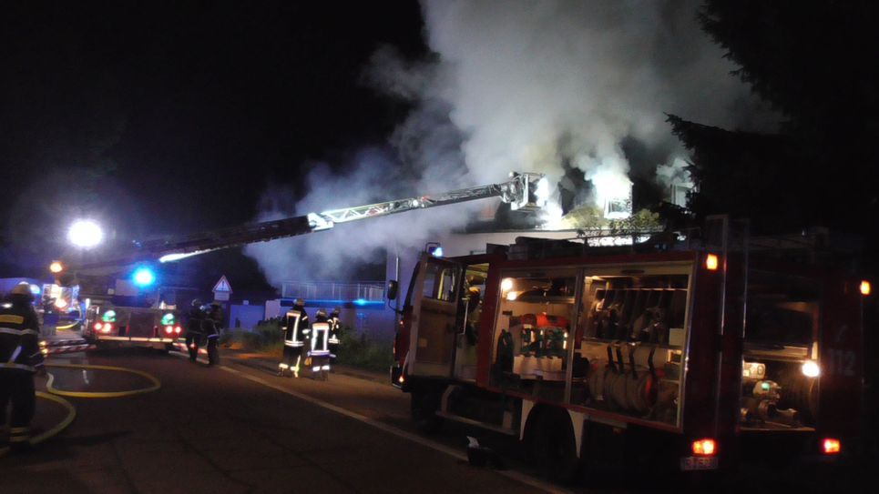 Bei einem Feuer in einem Mehrfamilienhaus in der Mühlenstraße in Trier-Irsch ist am Samstagmorgen eine Hausbewohnerin verletzt worden. Foto/Video: Agentur Siko