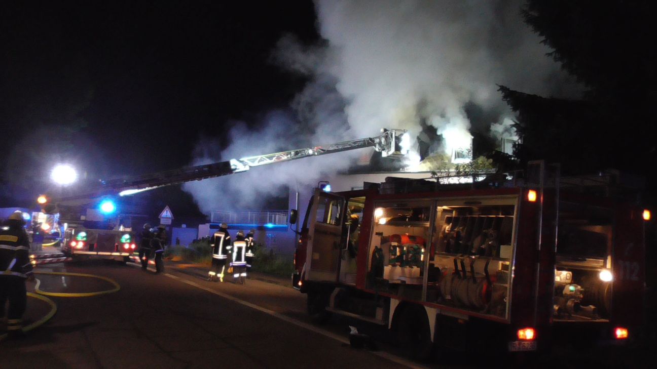 Bei einem Feuer in einem Mehrfamilienhaus in der Mühlenstraße in Trier-Irsch ist am Samstagmorgen eine Hausbewohnerin verletzt worden. Foto/Video: Agentur Siko