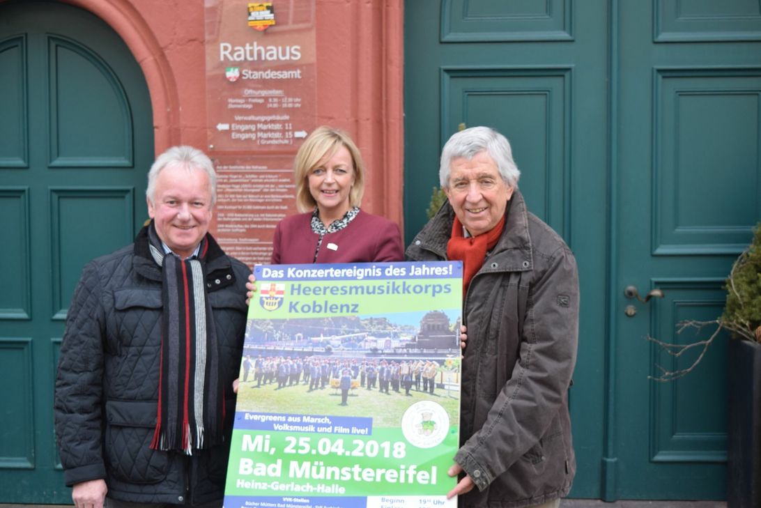 Präsentieren das »Konzertereignis des Jahres«: Hilfsgruppe-Mitglied Paul Schneider, Schirmherrin Sabine Preiser-Marian und Willi Greuel, Vorsitzender der Hilfsgruppe Eifel. Foto: Breuer