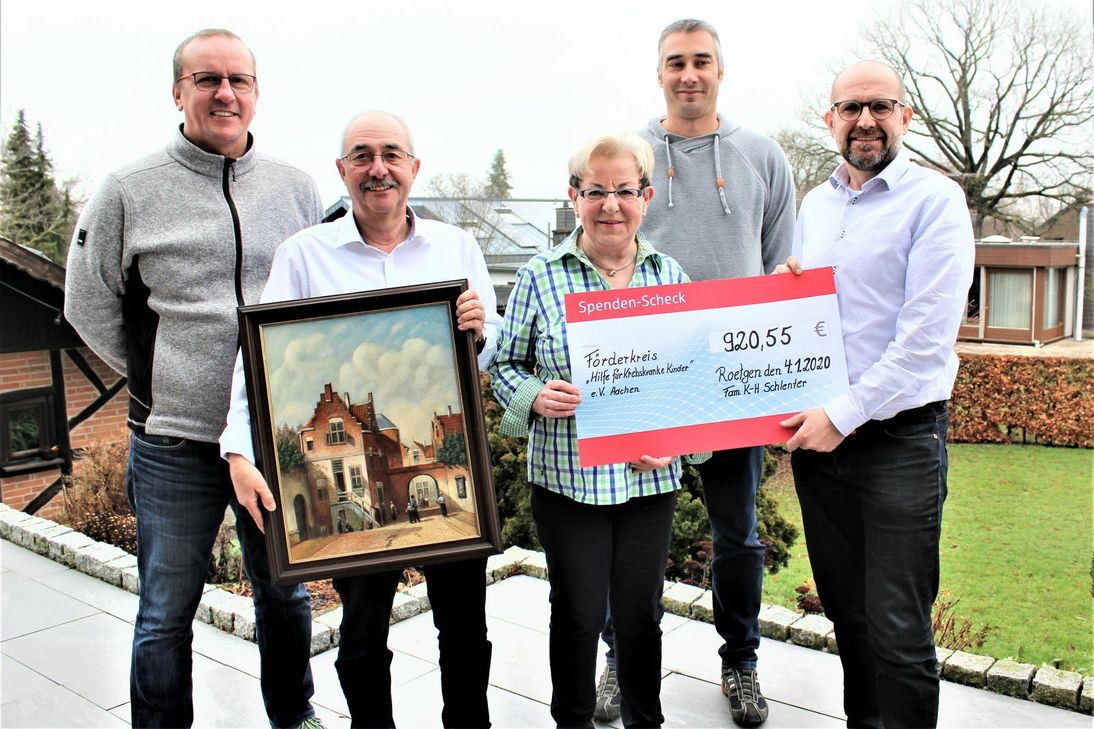 Karl-Heinz (mit Bild) und Marlene Schlenter überreichen Peter Schanz (r.) einen Spendenscheck. Lobend äußerten sich vom Ortskartell Roetgen Paul Matt (l.) und Björn Steffens (2.v.r.) dazu. Foto: Günther Sander
