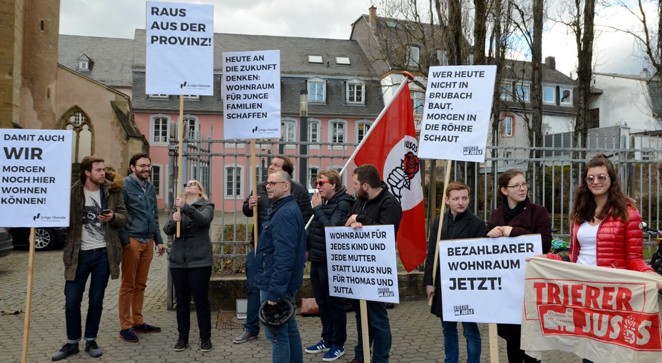 Auch wenn sie klar in der Minderheit waren, demonstrierten Trierer Jusos und Jungliberale gemeinsam für die Ausweisung des Geländes um den Brubacher Hof als künftige Wohnbaufläche. Foto: Finkenberg
