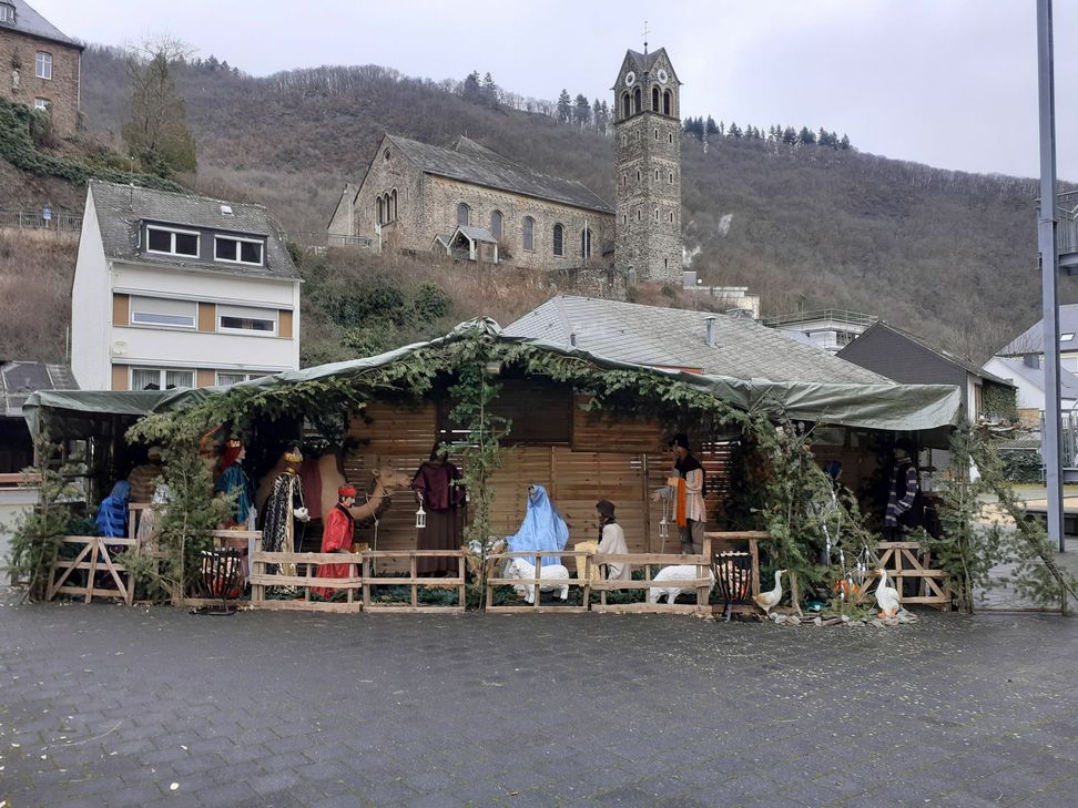 Die Krippe belebt in diesem Jahr wieder den alten Postplatz in Bad Bertrich.
