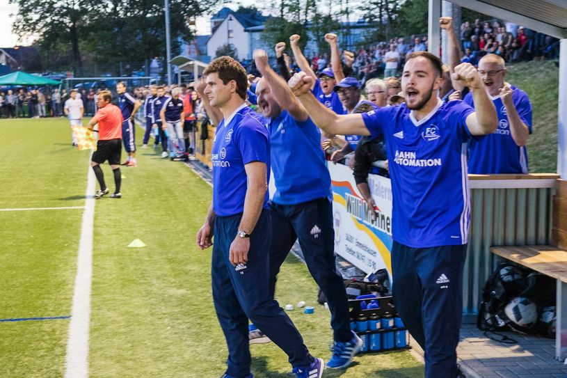 Jubel im Karbacher Lager: Fans, Bank und ein abgeklärter Trainer Torsten Schmidt (mi.) freuen sich über den Sieg gegen Emmelshausen. (Foto: Arno Boes)