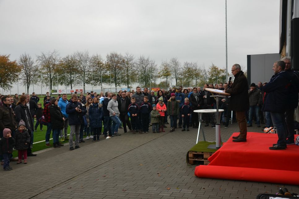 Viele Gäste waren zur offiziellen Eröffnung des Kunstrasenplatzes vom SV Nordeifel gekommen. Foto: T. Förster