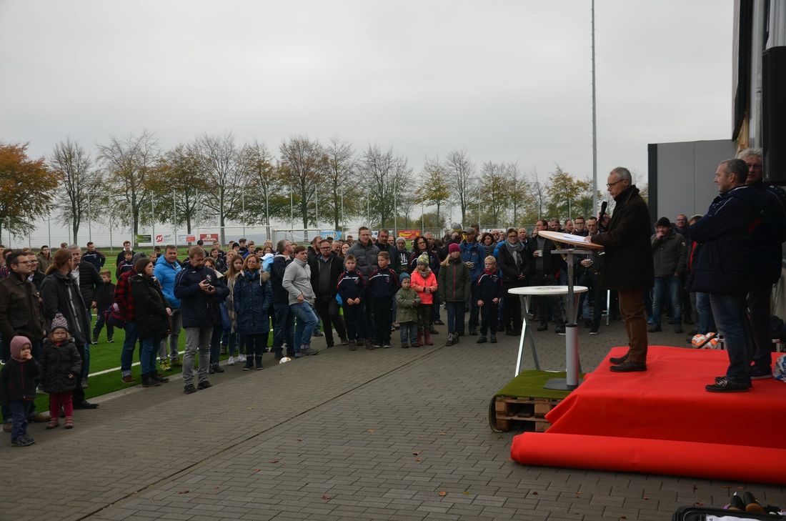 Viele Gäste waren zur offiziellen Eröffnung des Kunstrasenplatzes vom SV Nordeifel gekommen. Foto: T. Förster