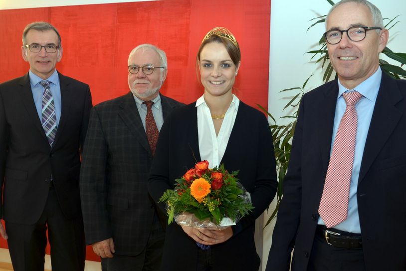Albrecht Ehses, IHK-Geschäftsführer Wein und Tourismus, Dr. Dirk Richter, Vorsitzender des IHK-Weinausschusses, die Deutsche Weinkönigin Lena Endesfelder und IHK-Präsident Peter Adrian (von links). Foto: FF
