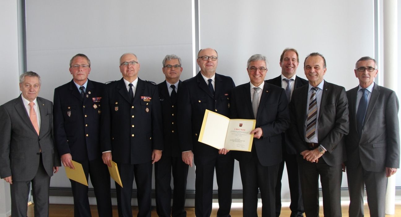 Hans-Werner Thomas (2. vl.) wurde mit dem Goldenen Feuerwehr-Ehrenzeichen als Steckkreuz ausgezeichnet. Zu den ersten Gratulanten zählte Landrat Manfred Schnur (links).