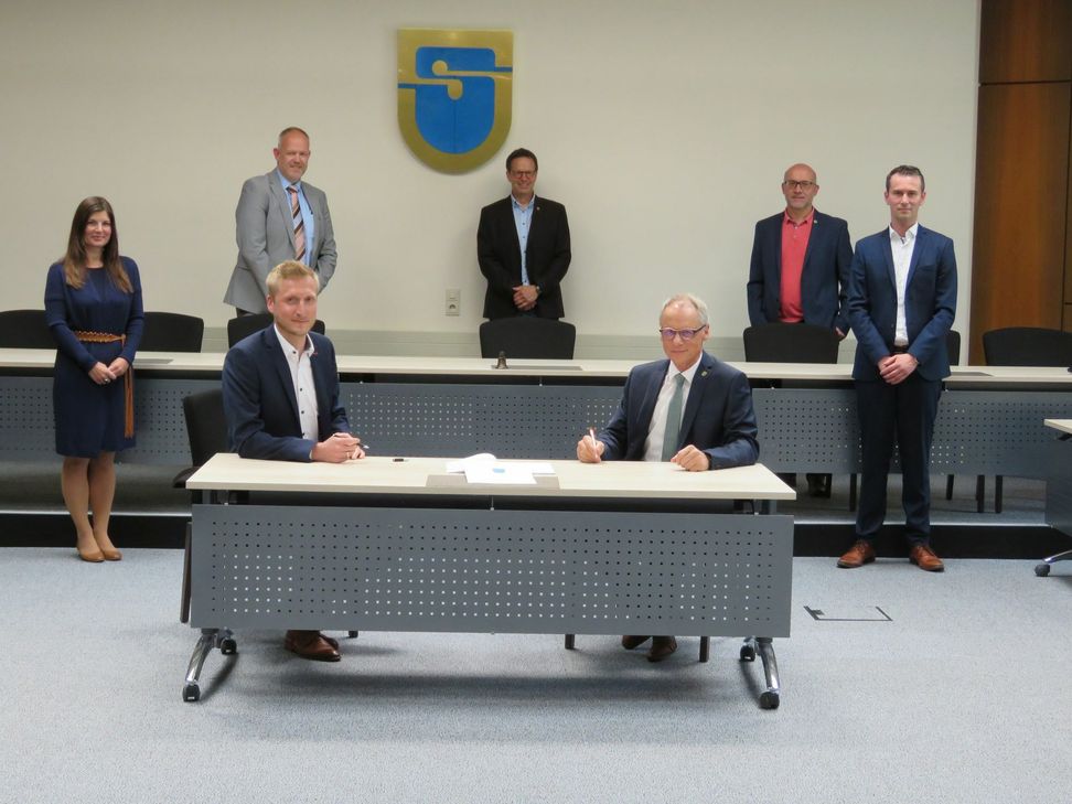 Vertreter der Gemeinde Simmerath um Bürgermeister Karl-Heinz Hermanns (vorne, r.) und Windpark-Pächter »Ostwind Erneuerbare Energien GmbH« mit Geschäftsführer Stefan Bachmaier (vorne, l.) trafen sich im Rathaus. Foto: Nießen