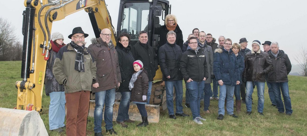 Ortsbürgermeisterin Rosi Radant (Mitte, im Bagger) und die Föhrener freuen sich, dass es mit der Erschließung des Neubaugebiets endlich losgeht. Foto: Willems